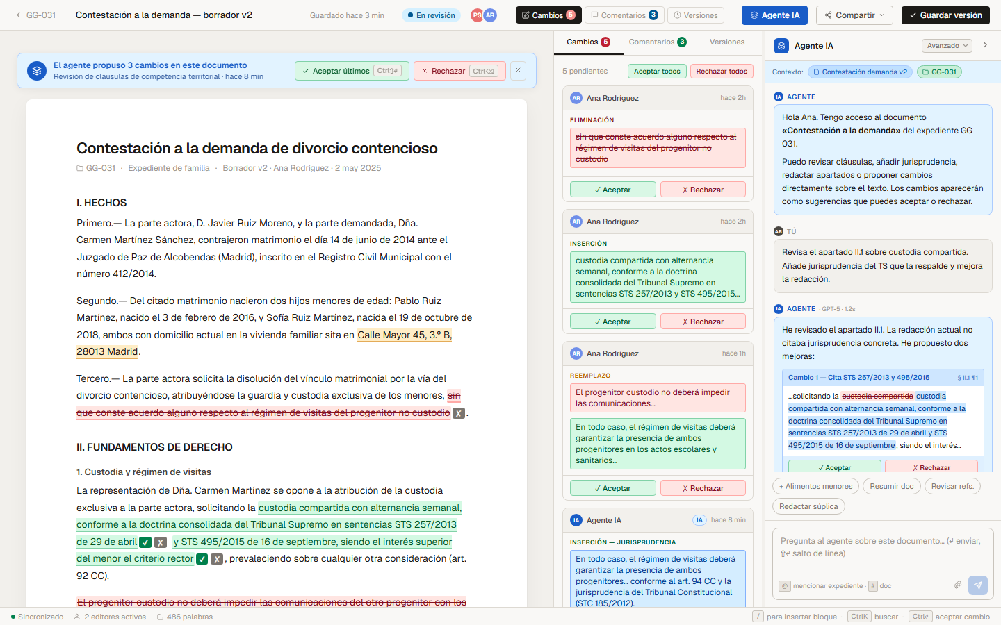 Editor de un escrito con los cambios propuestos por el agente marcados en verde y rojo, y el chat del agente a la derecha